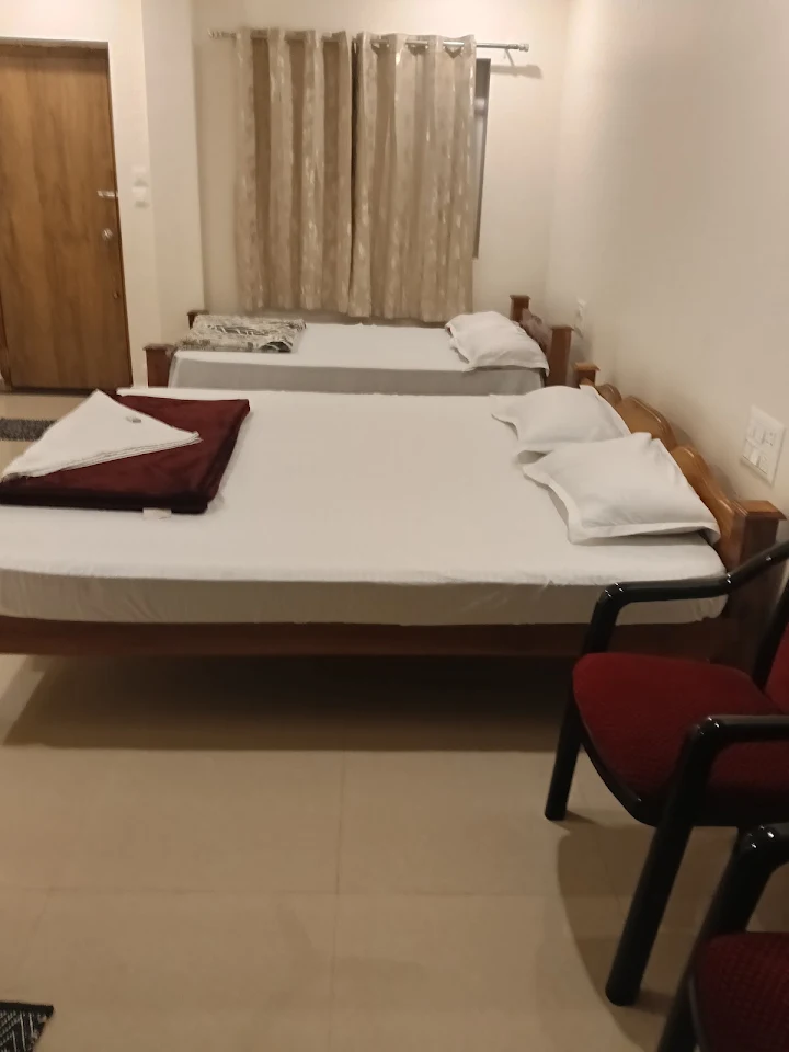 A twin-bed guest room at Shri Arya Home Stay